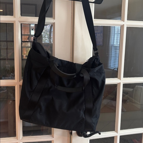 Black lululemon gym (or anything else) bag! Tons of pockets ! Men or women - Picture 8 of 9